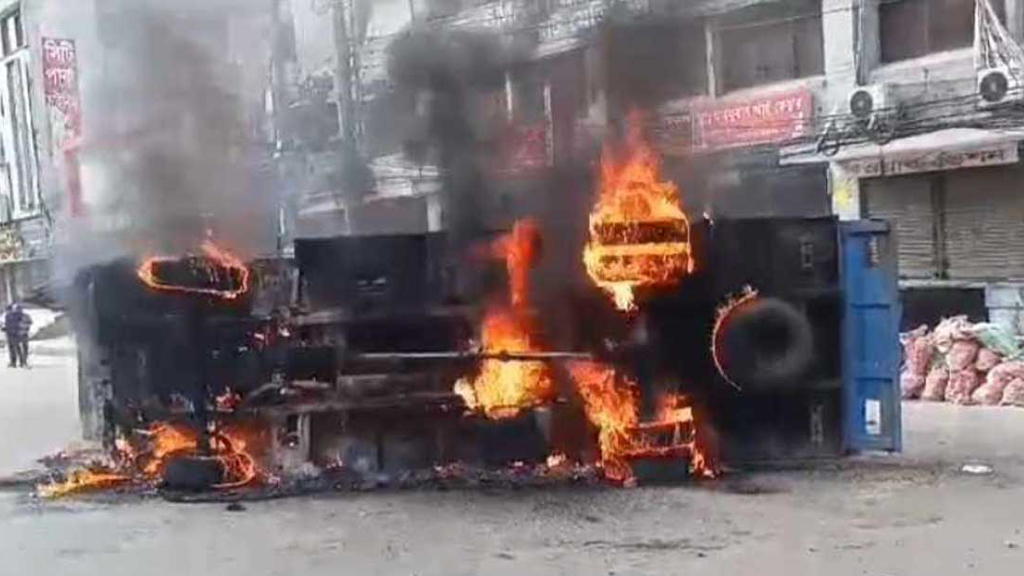 মিরপুরে গার্মেন্টস শ্রমিকদের বিক্ষোভ, পুলিশ-সেনাবাহিনীর গাড়িতে আগুন