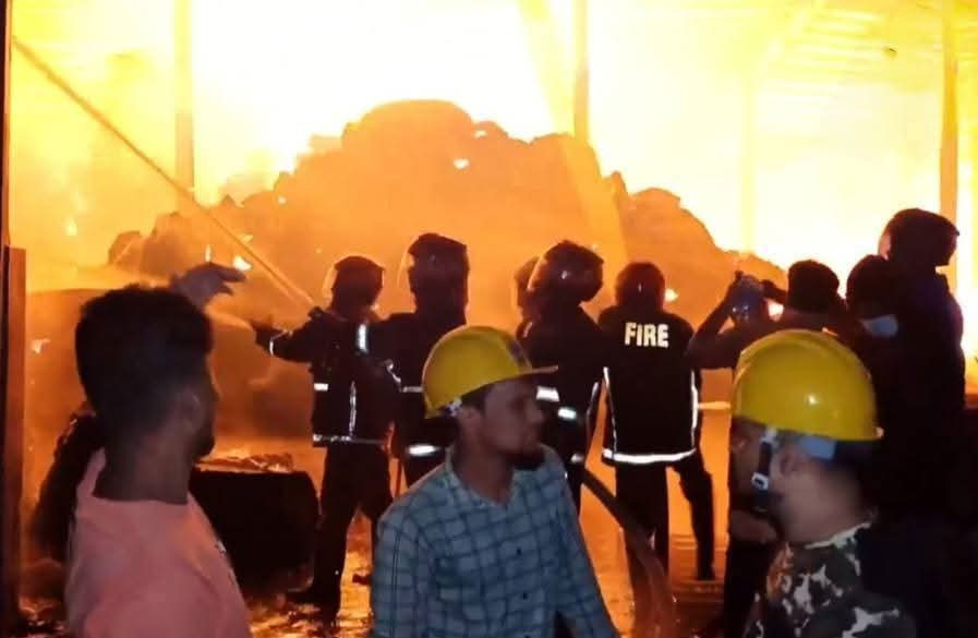 নরসিংদীতে স্পিনিং মিলে ভয়াবহ অগ্নিকাণ্ড