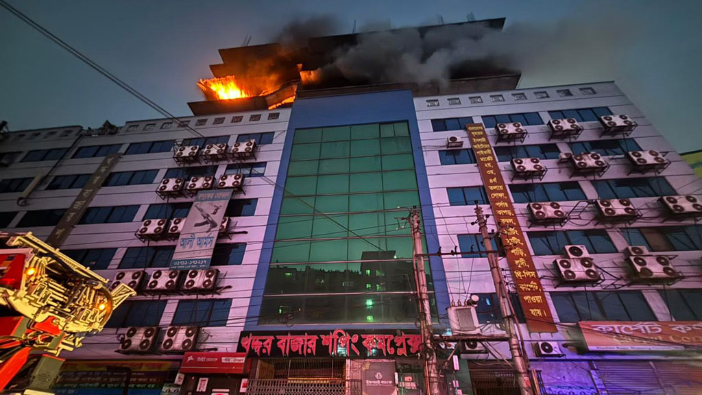 গুলিস্তানে বাণিজ্যিক ভবনে আগুন, নিয়ন্ত্রণে কাজ করছে ৬টি ইউনিট