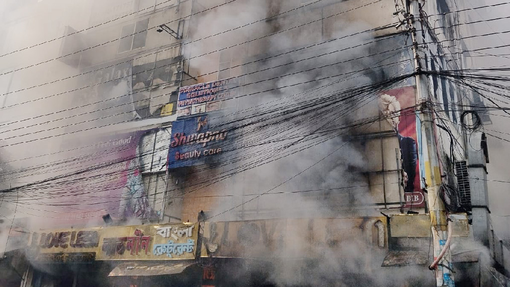 সাড়ে ৪ ঘণ্টা পর নেভানো সম্ভব হলো উত্তরায় রেস্তোরাঁর আগুন