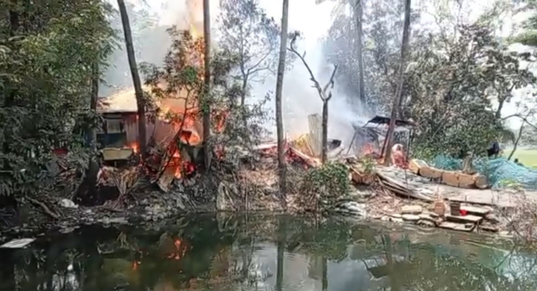 বেগমগঞ্জে যুবককে হত্যায় সন্দেহভাজনদের বাড়িতে আগুন