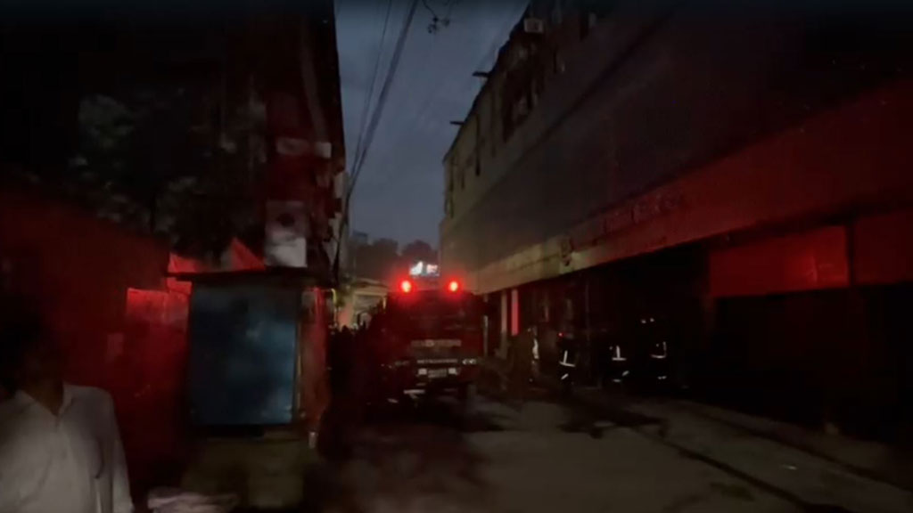 মতিঝিলে বাণিজ্যিক ভবনে অগ্নিকাণ্ড