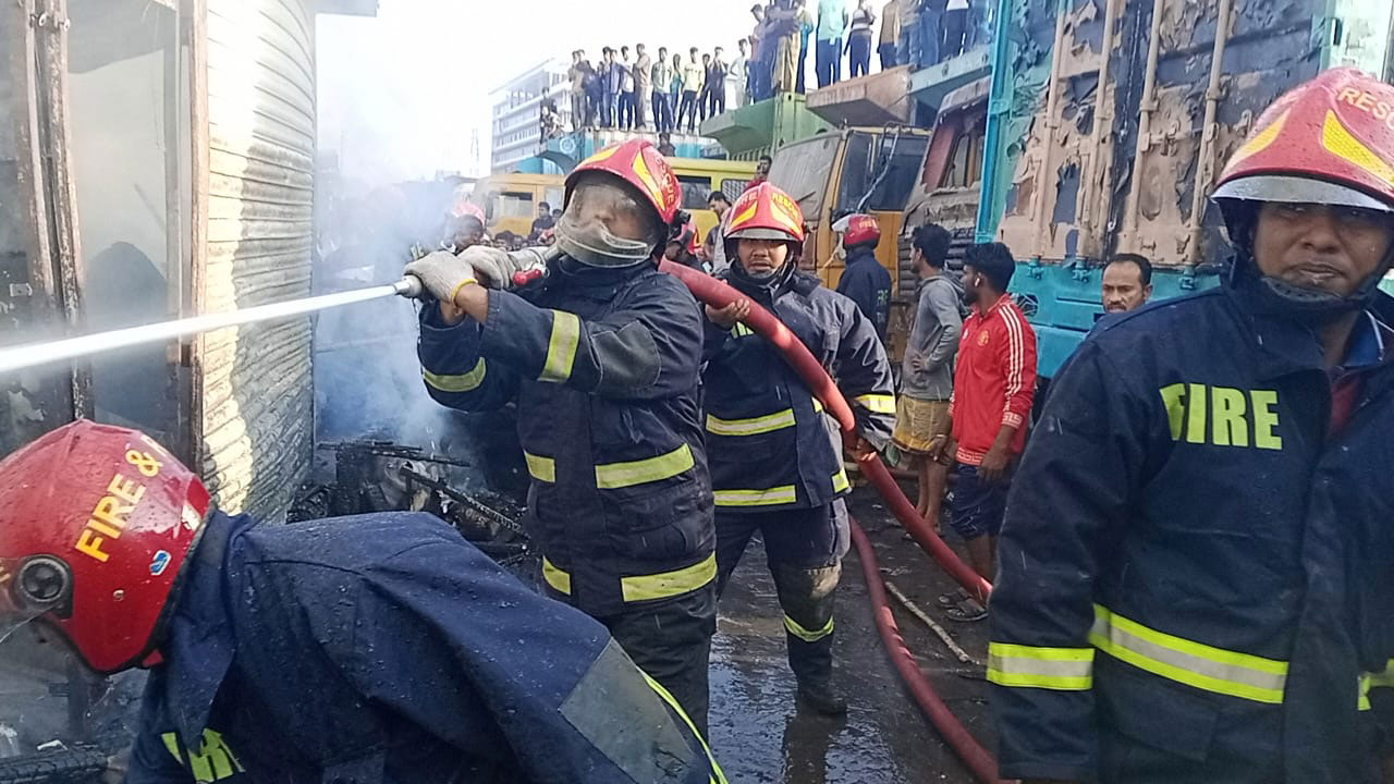 তেজগাঁও ট্রাকস্ট্যান্ডের আগুন আধঘণ্টা পর নিয়ন্ত্রণে