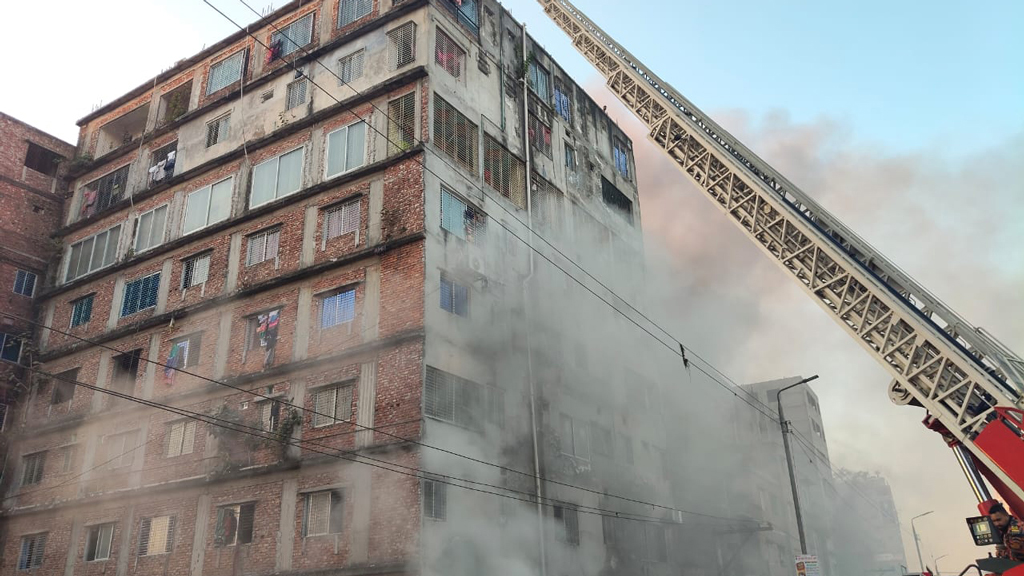 কেরানীগঞ্জে বহুতল ভবনে আগুন, নিয়ন্ত্রণে কাজ করছে ১২ ইউনিট