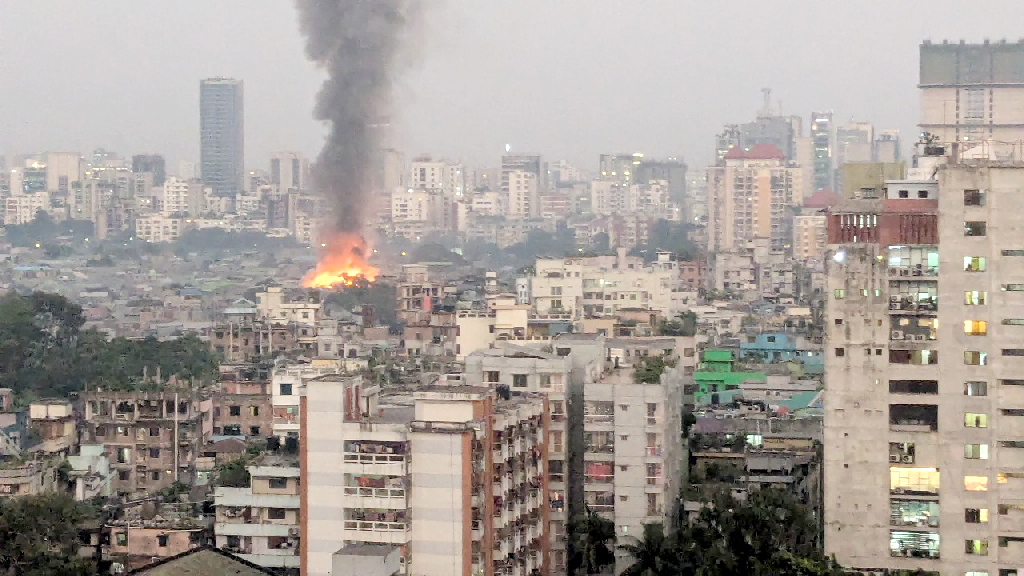 রাজধানীর কড়াইল বস্তিতে আগুন