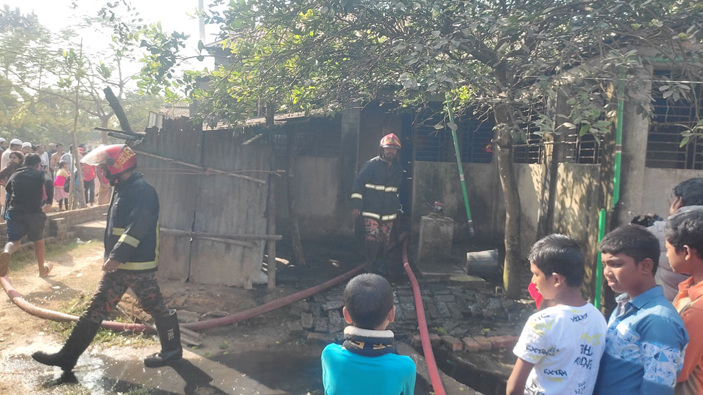 আগুনে পুড়ল ঘর, স্বামী–স্ত্রীর পাল্টাপাল্টি অভিযোগ