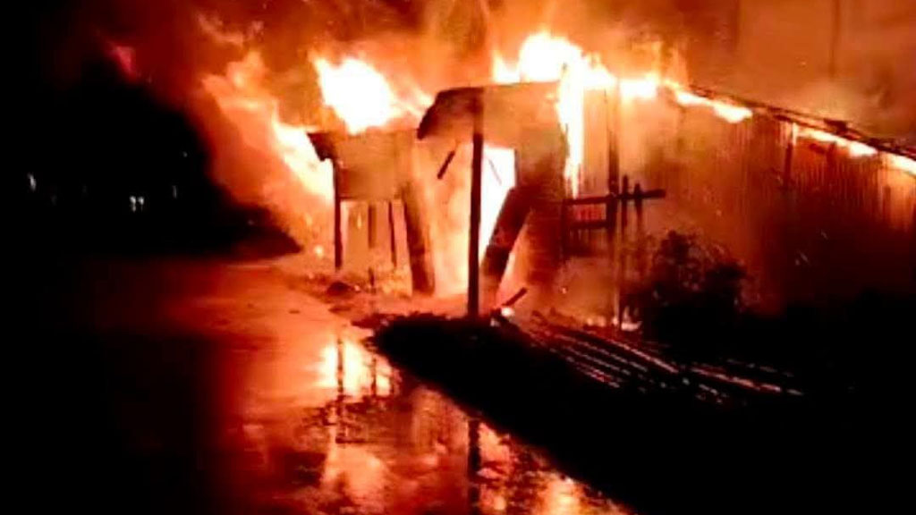 চট্টগ্রামে আগুনে পুড়ে ছাই ৩ ফার্নিচারের দোকান