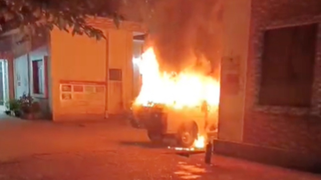 সিলেটে মধ্যরাতে সরকারি অ্যাম্বুলেন্স ও বাসে আগুন