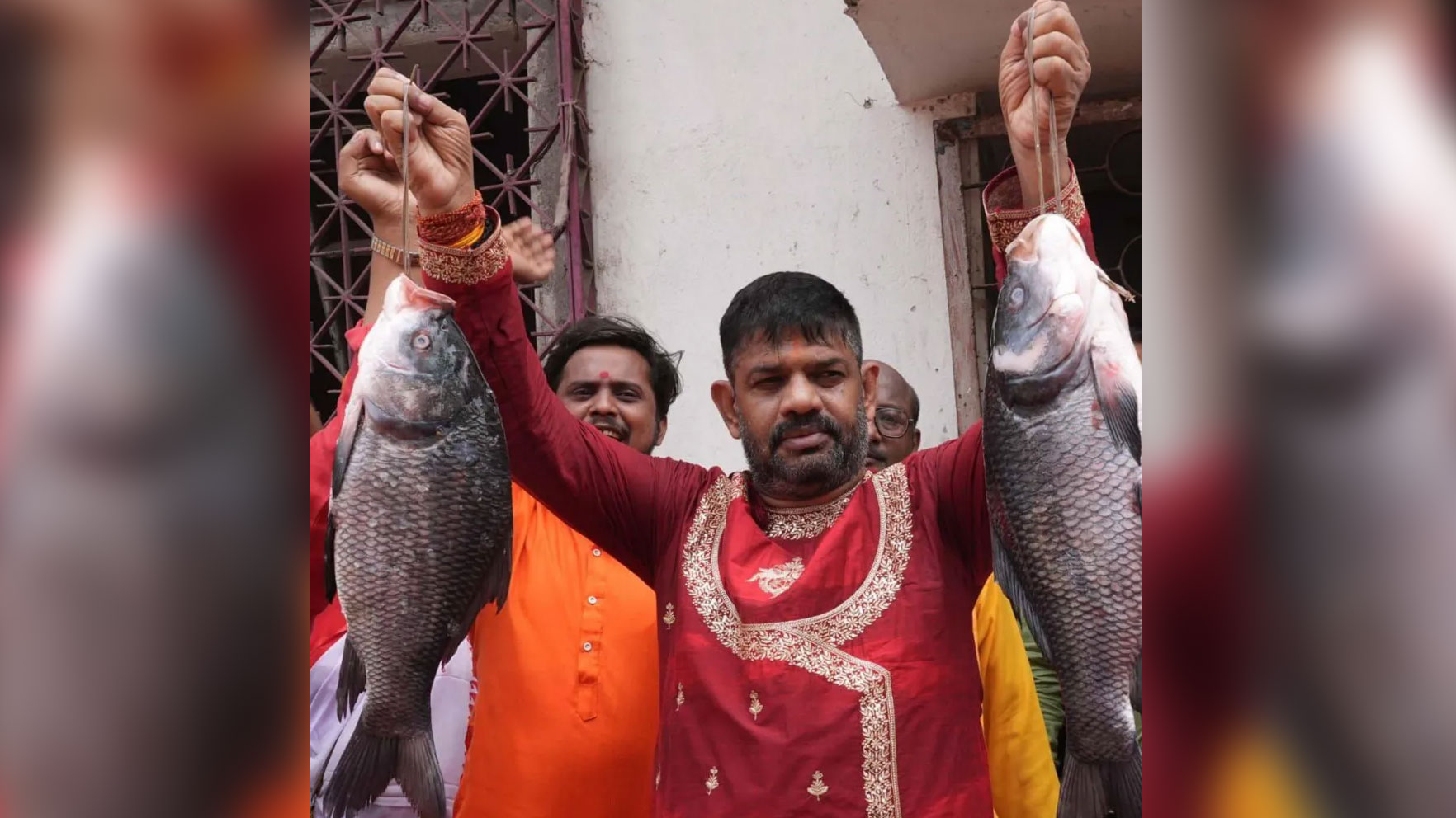 প্রতীক নয়, তবু কেন হাতে টাটকা মাছ নিয়ে নির্বাচনী প্রচারে ভারতীয় নেতারা