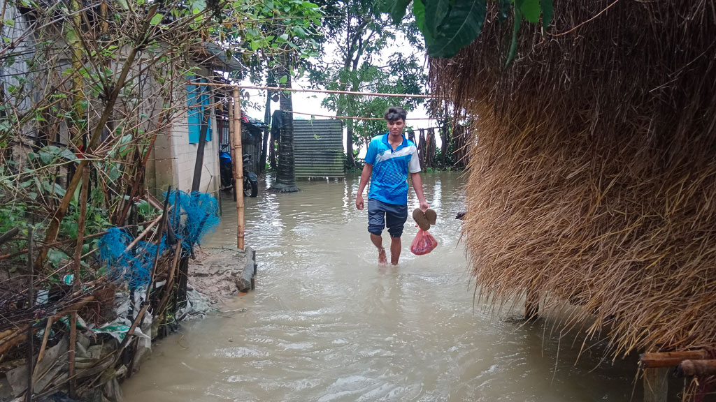 মৌলভীবাজারের রাজনগর উপজেলার কামারচাক ইউনিয়নের বন্যাকবলিত এলকা। ছবি: আজকের পত্রিকা