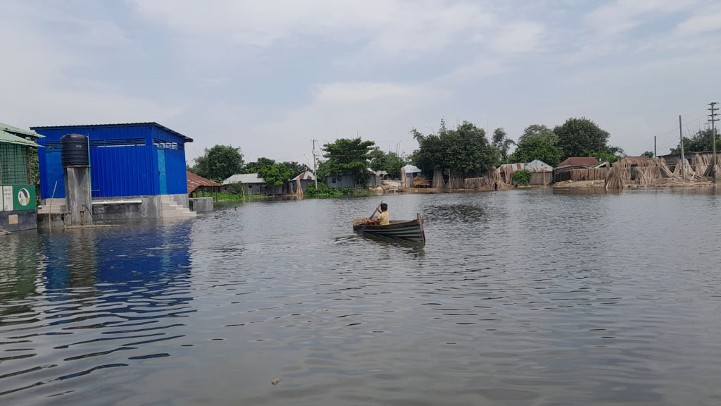 পদ্মায় পানি বাড়ার গতি কমলেও দুর্ভোগ, আগামীকাল থেকে ত্রাণ বিতরণ