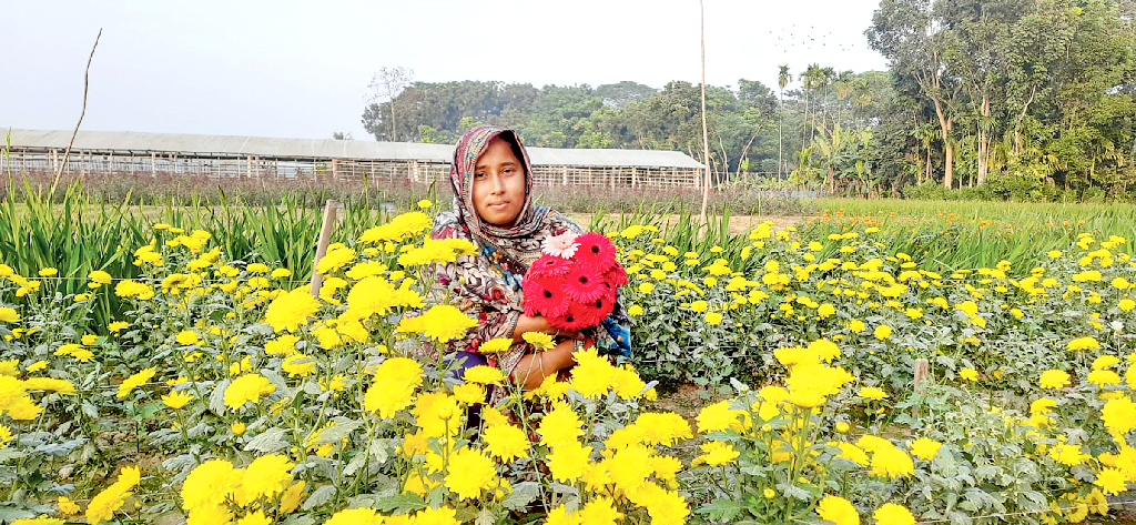 ফুল চাষে বসন্ত এসেছে রেশমার সংসারে
