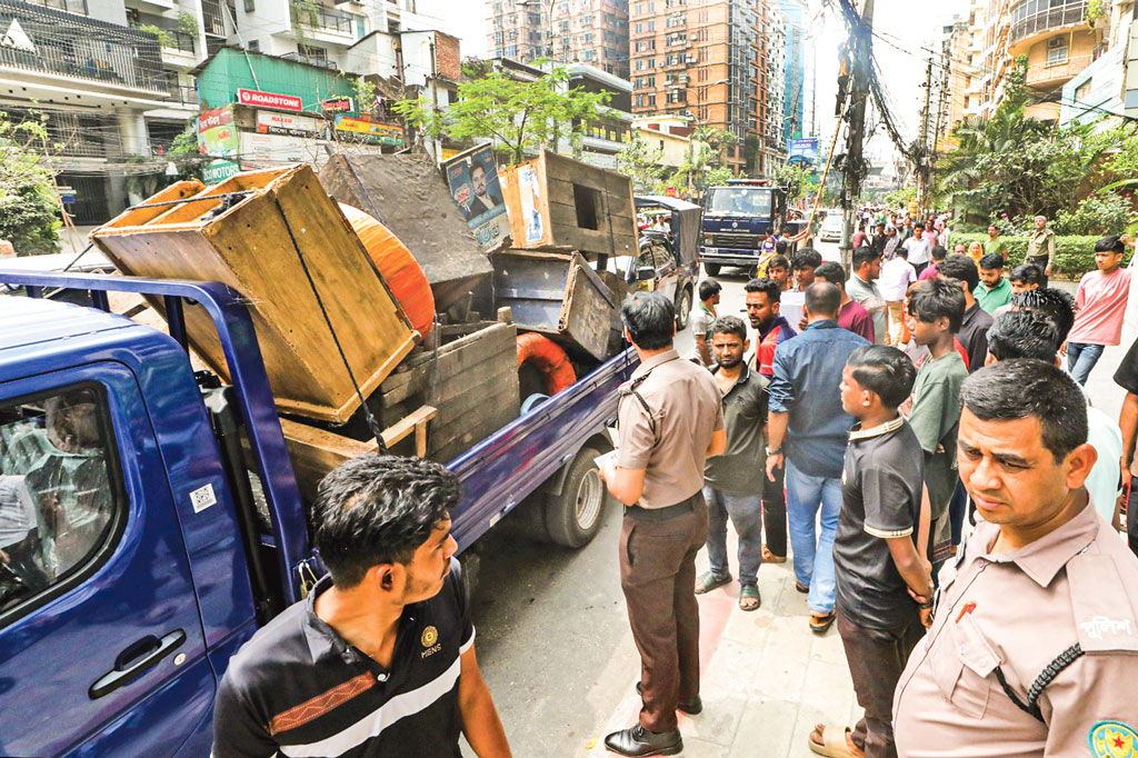ফুটপাত দখল: সবাইকে নিয়ে সমাধান করতে
চায় দুই সিটি করপোরেশন