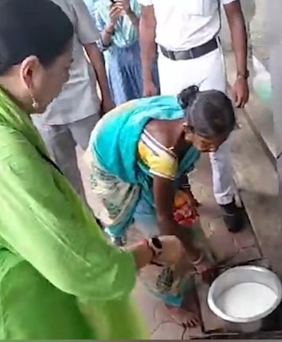 ফুটপাতে শিশুর দুধ গরম করতে দেখে খেপলেন বিজেপি মন্ত্রী, শুরু রাজনৈতিক বিতর্ক