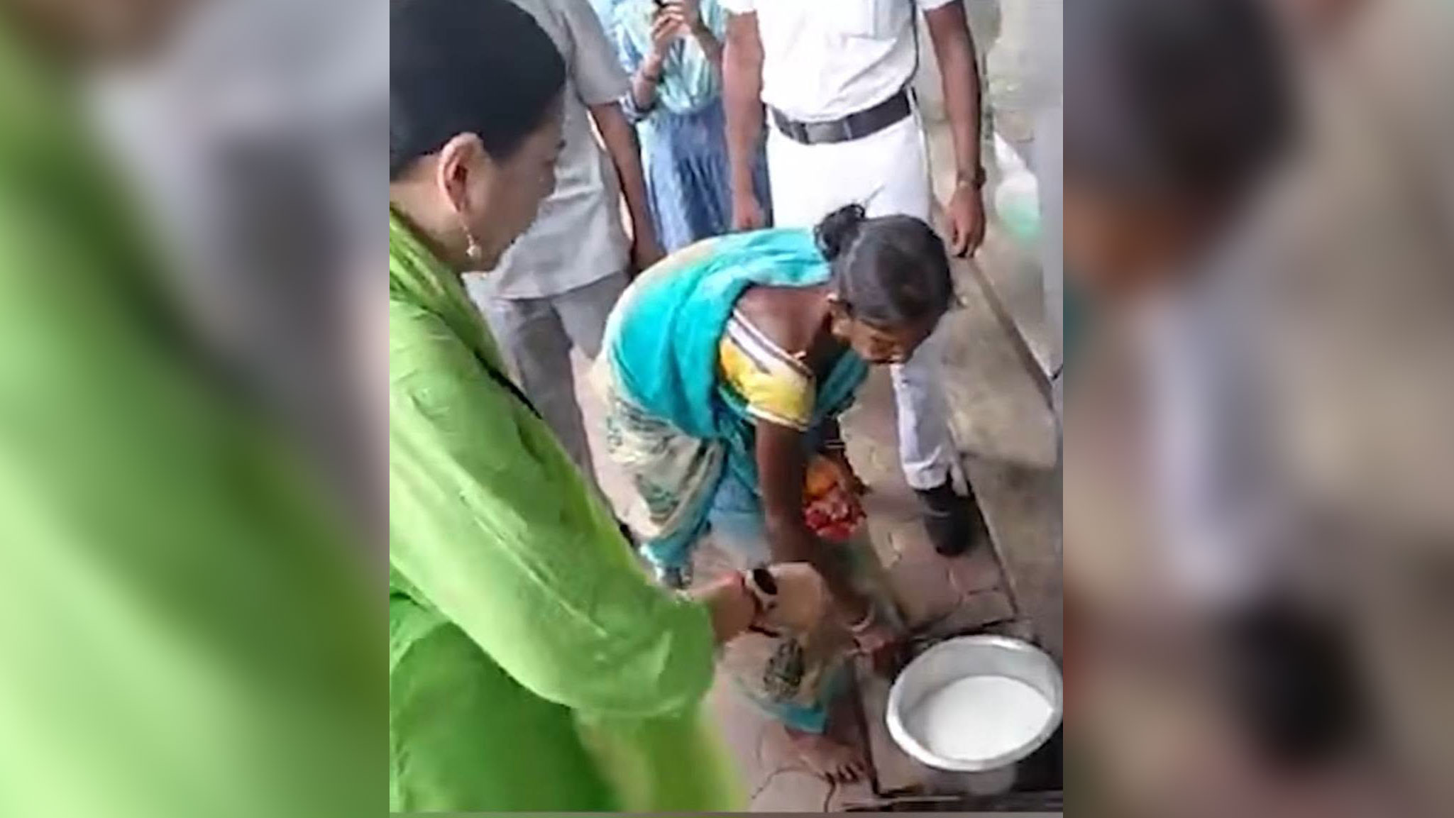 ফুটপাতে শিশুর দুধ গরম করতে দেখে খেপলেন বিজেপি মন্ত্রী, শুরু রাজনৈতিক বিতর্ক