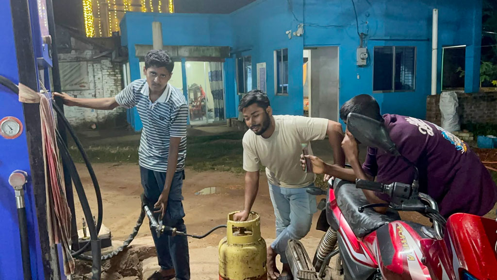 ফটিকছড়িতে এলপিজি ফিলিং স্টেশনেই রিফিল হচ্ছে রান্নার গ্যাস সিলিন্ডার!