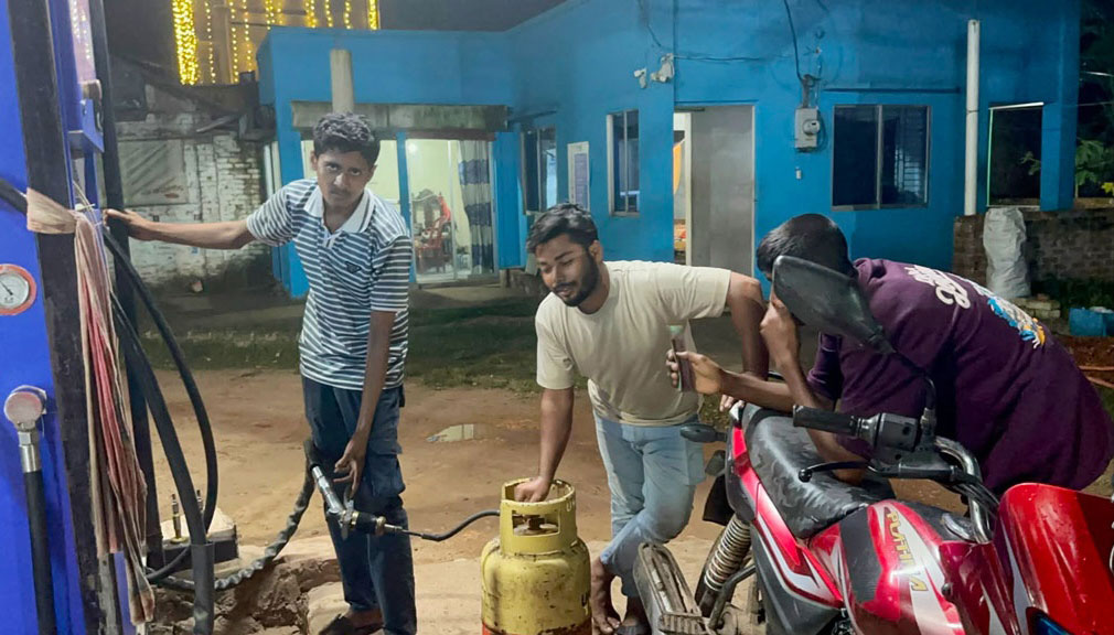 ফটিকছড়িতে এলপিজি স্টেশনে রান্নার গ্যাস রিফিল, সংবাদ প্রকাশের পর জরিমানা