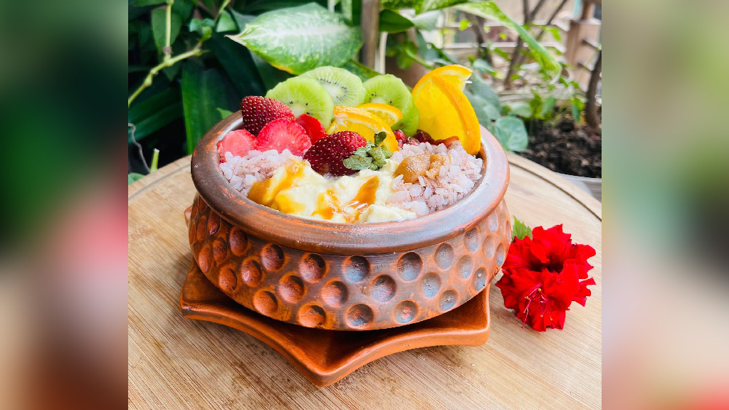 গরমের আরামে খান রঙিন ফল দিয়ে দই-চিড়া