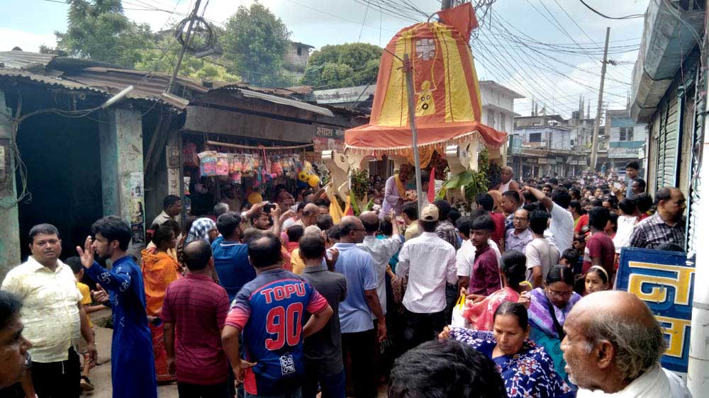 ফুলবাড়ীতে আনন্দ-উচ্ছ্বাসে রথযাত্রা অনুষ্ঠিত, ভক্তপ্রাণ নারী-পুরুষের ঢল
