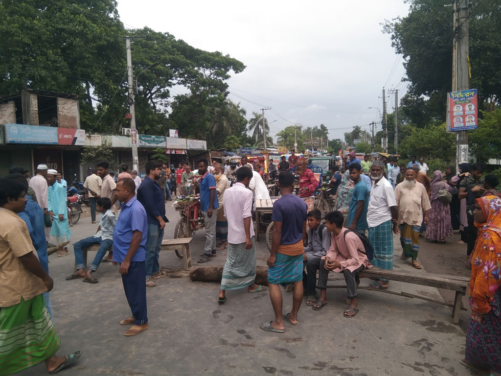 স্কুলে যাওয়ার পথে মায়ের হাত ছুটে বাসের চাকায় পিষ্ট শিপা, প্রতিবাদে সড়ক অবরোধ