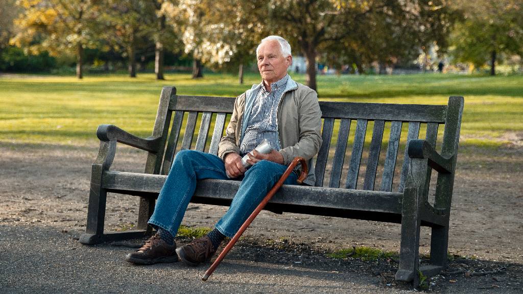 বয়স বাড়লে মানুষ কেন আপনজন থেকে দূরে থাকতে চায়