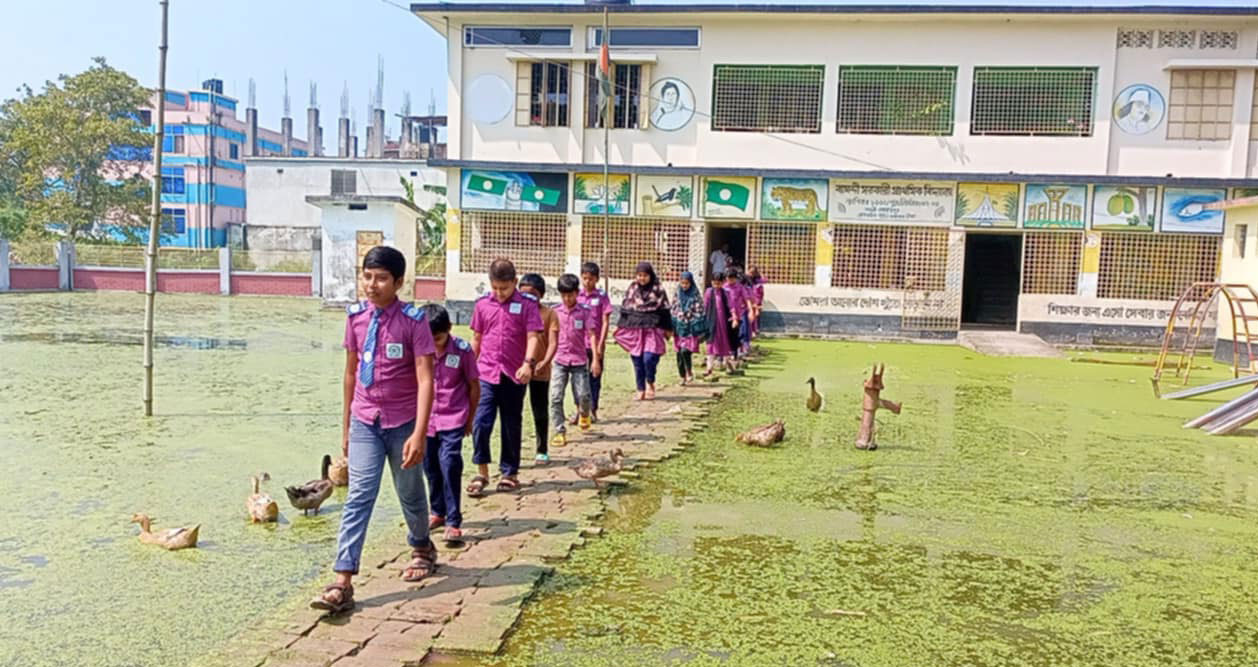 গাংনী উপজেলার বামন্দী সরকারি প্রাথমিক বিদ্যালয়ের মাঠ। আগের চিত্র। ছবি: আজকের পত্রিকা