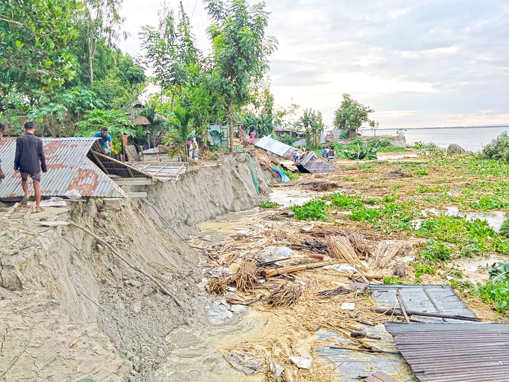 গাইবান্ধার সুন্দরগঞ্জ: ৮৩ পরিবারের ঘরবাড়ি 
তিস্তা নদীতে বিলীন