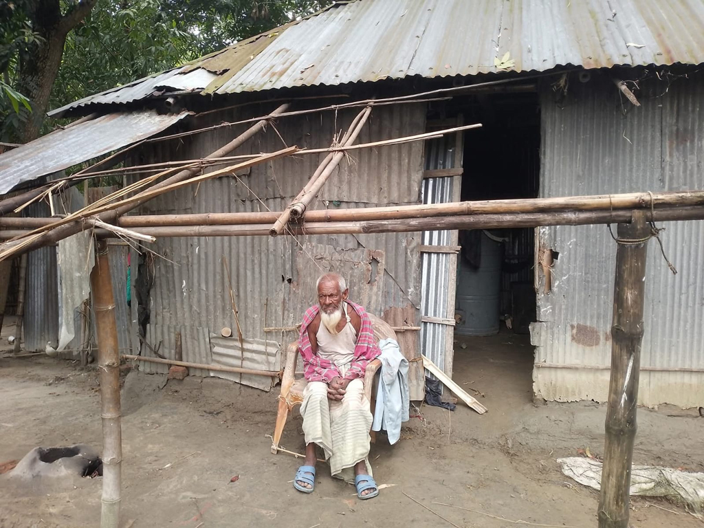 ১ হাজার টাকা পাওনার জন্য বৃদ্ধের ঘরের টিন খুলে নেওয়ার অভিযোগ
