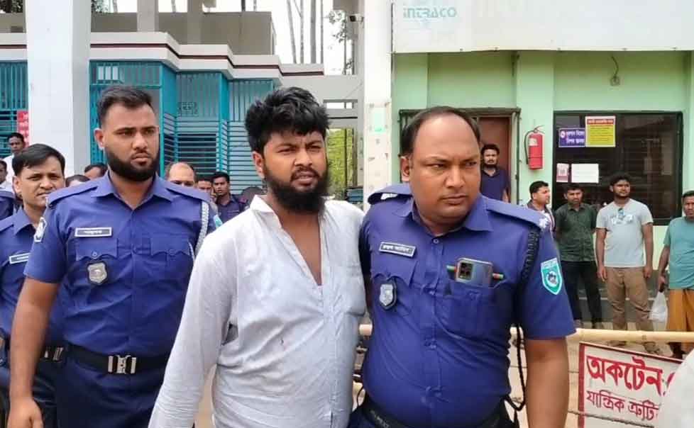 পলাশবাড়ীতে পেট্রল নিতে গিয়ে ভিড়ে বাইকে ঘষা, ছুরিকাঘাতে আহত ৩
