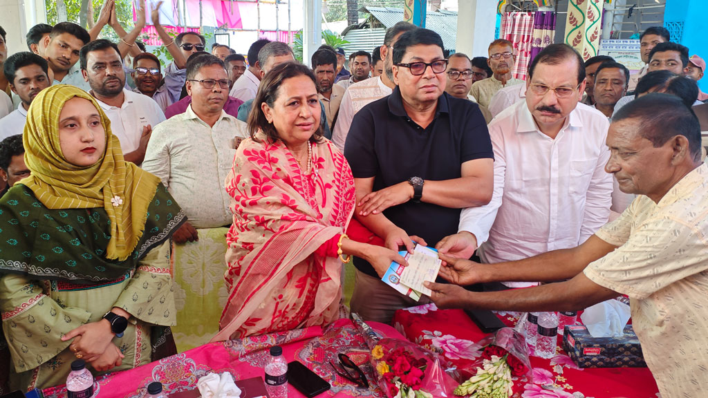 মতবিনিময় সভা শেষে মন্দির কমিটির সভাপতির হাতে আর্থিক সহায়তার অনুদান তুলে দেন। ছবি: আজকের পত্রিকা