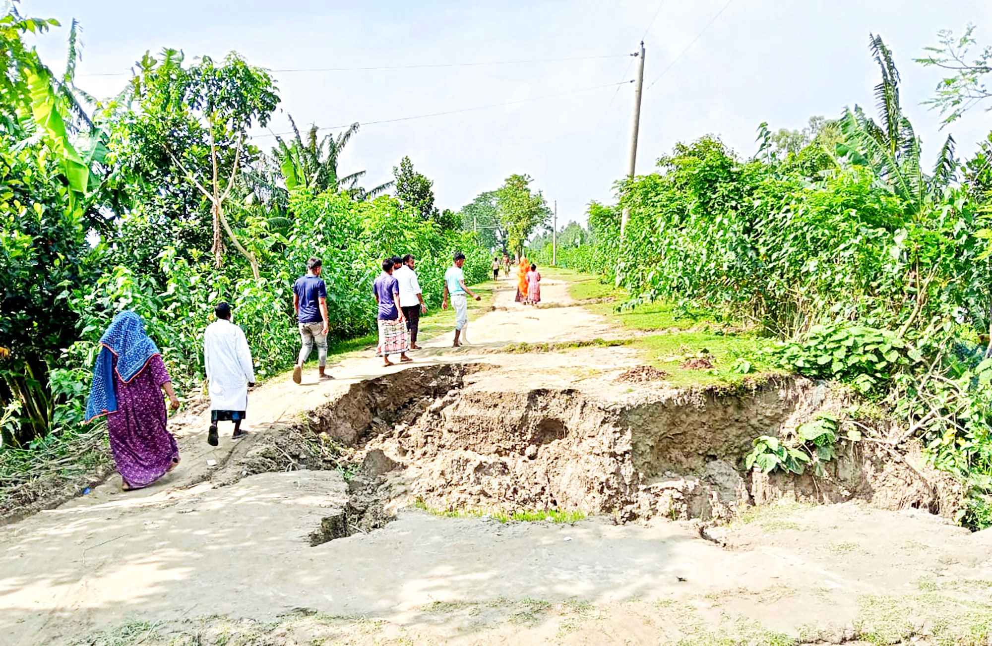 টানা বর্ষণে বিভিন্ন স্থানে বাঁধের সড়কে ধস