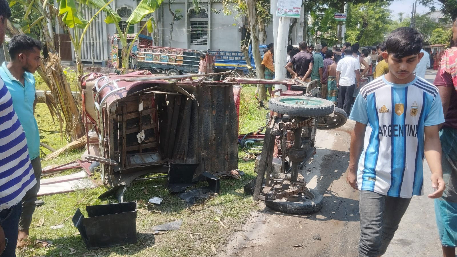 গাইবান্ধায় গরুবোঝাই নছিমনের ধাক্কায় অটোভ্যানের ৮ যাত্রী আহত