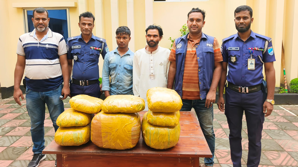 ১৫ কেজি গাঁজাসহ শালা-দুলাভাইকে পুলিশে দিল জনতা