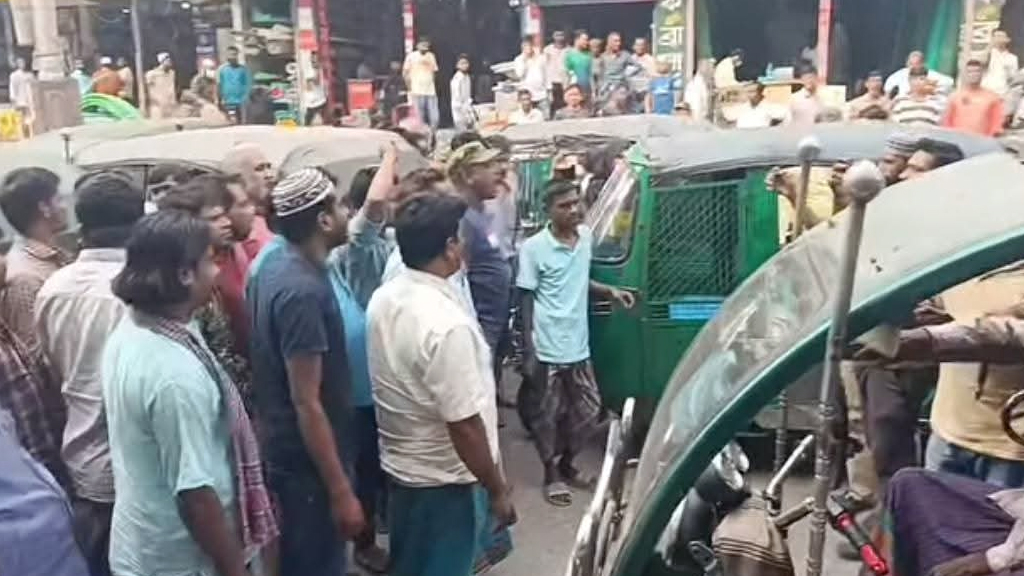 স্ট্যান্ডে চাঁদার দাবিতে সিএনজি অটোচালককে মারধর, সড়ক অবরোধ করে বিক্ষোভ