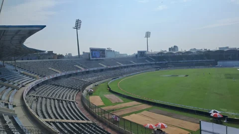 দর্শকের চেয়ে আইনশৃঙ্খলা রক্ষাকারী বাহিনীর সদস্যই যেন বেশি