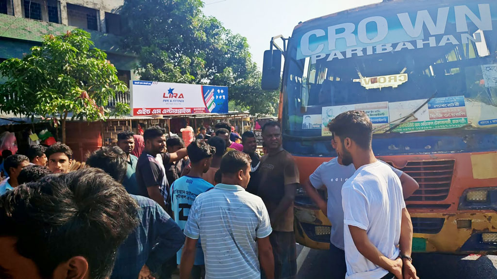 গাংনীতে বাসের ধাক্কায় ভ্যানচালক নিহত