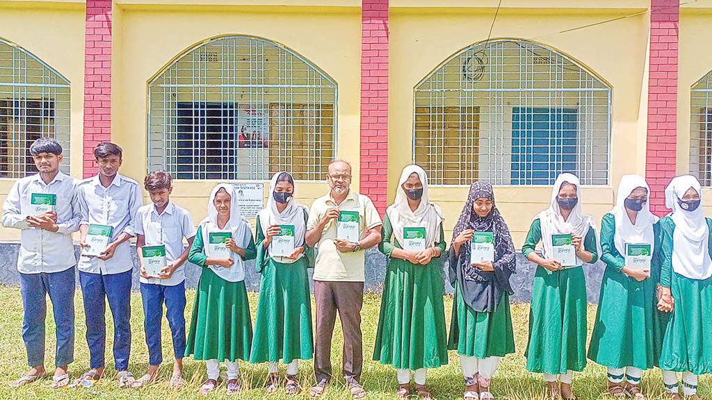 ২০ শিক্ষার্থীর হাতে পবিত্র কোরআন তুলে দিল পাঠকবন্ধু গাংনী শাখা