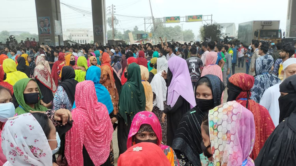 উত্তরায় নায্য বেতনের দাবিতে মহাসড়ক অবরোধ করে গার্মেন্টস শ্রমিকদের বিক্ষোভ