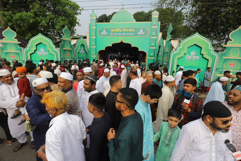 নামাজ শেষে ঈদগাহ থেকে বের হচ্ছেন ধর্মপ্রাণ মুসল্লিরা। ছবি: আজকের পত্রিকা