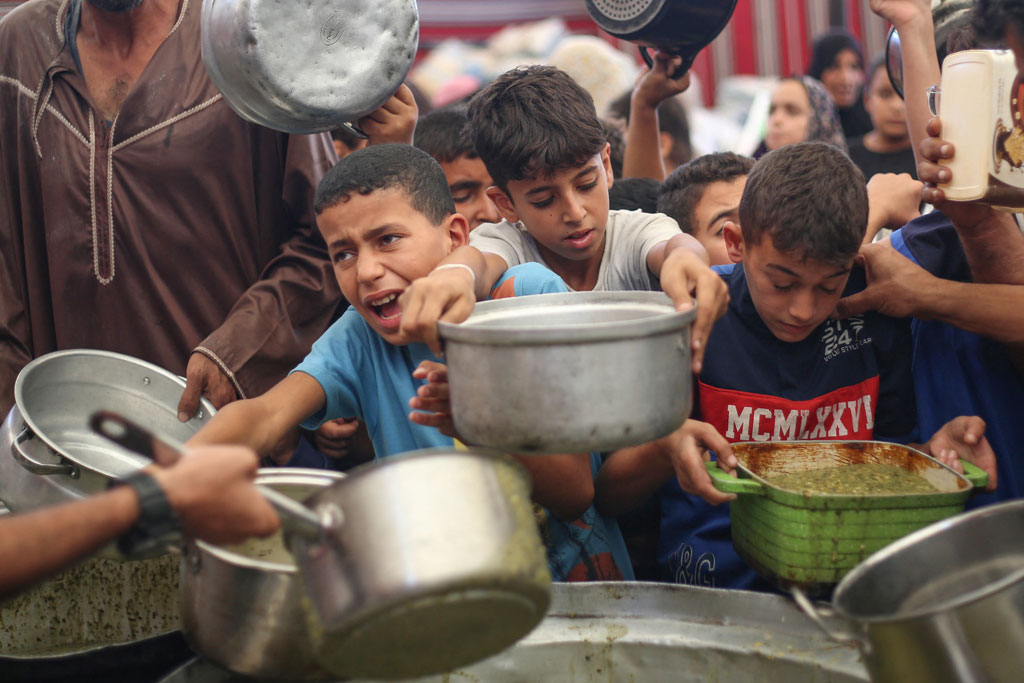ইসরায়েলি গণহত্যা: গাজার ধ্বংসস্তূপে ফিলিস্তিনিদের আয়ু কুড়ানোর বিভীষিকাময় ১১০০ দিন