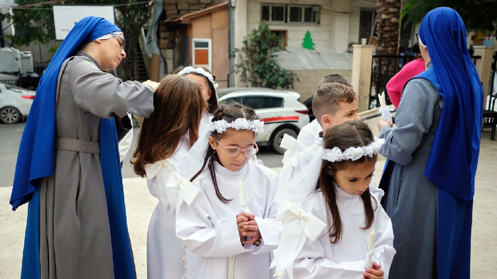 গাজায় ধ্বংসস্তূপের মাঝেই বড়দিনের আনন্দ খুঁজছে ক্ষুদ্র খ্রিস্টান সম্প্রদায়