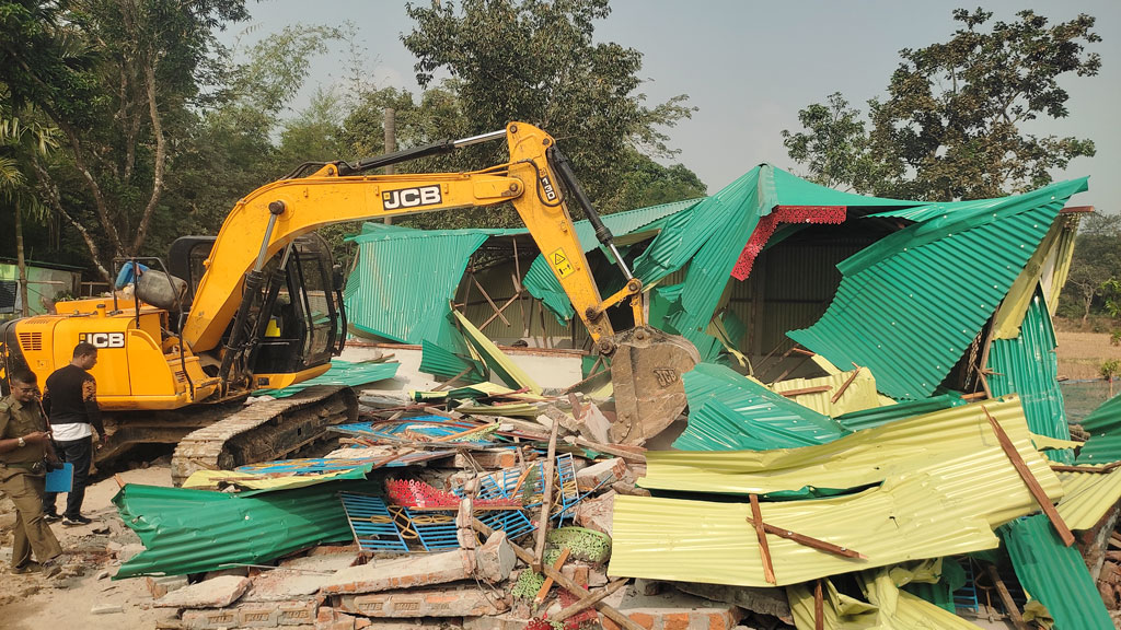 শ্রীপুরে যৌথবাহিনীর অভিযানে ২০ কোটি টাকার বনভূমি উদ্ধার