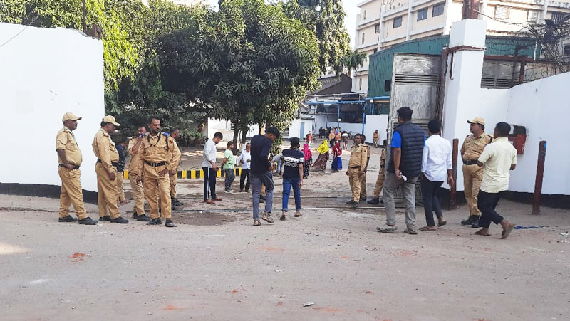 গাজীপুরে ছাঁটাই করা শ্রমিকদের নাম ব্ল্যাক লিস্টে, কর্মকর্তাদের সঙ্গে পাল্টাপাল্টি ধাওয়া