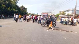 কালিয়াকৈরে মহাসড়ক অবরোধ করে শ্রমিকদের বিক্ষোভ, যান চলাচল বন্ধ