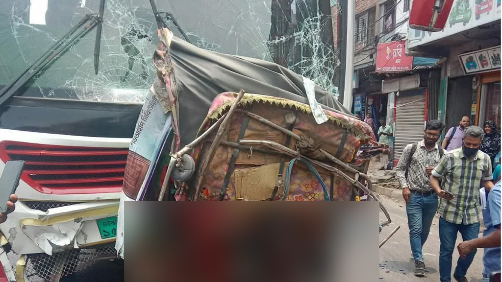 গাজীপুরে অটোরিক্সাকে বাসের ধাক্কা, নিহত ২