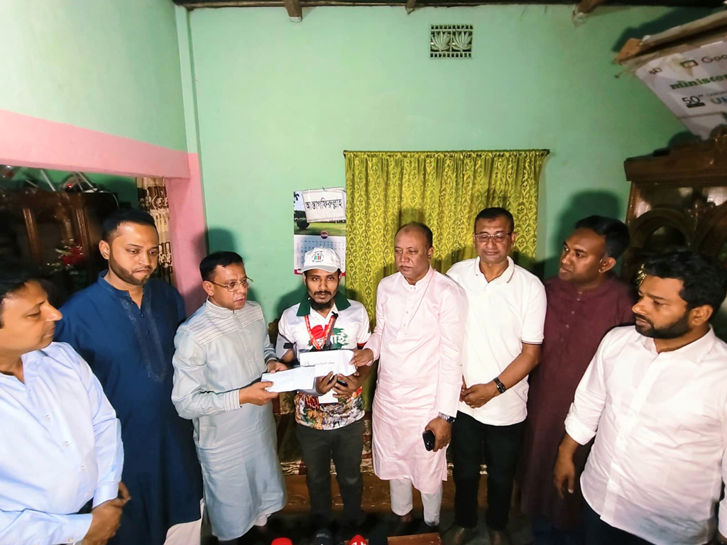 জুলাই অভ্যুত্থানে গুলিতে আহত হোসেনের পাশে প্রধানমন্ত্রী