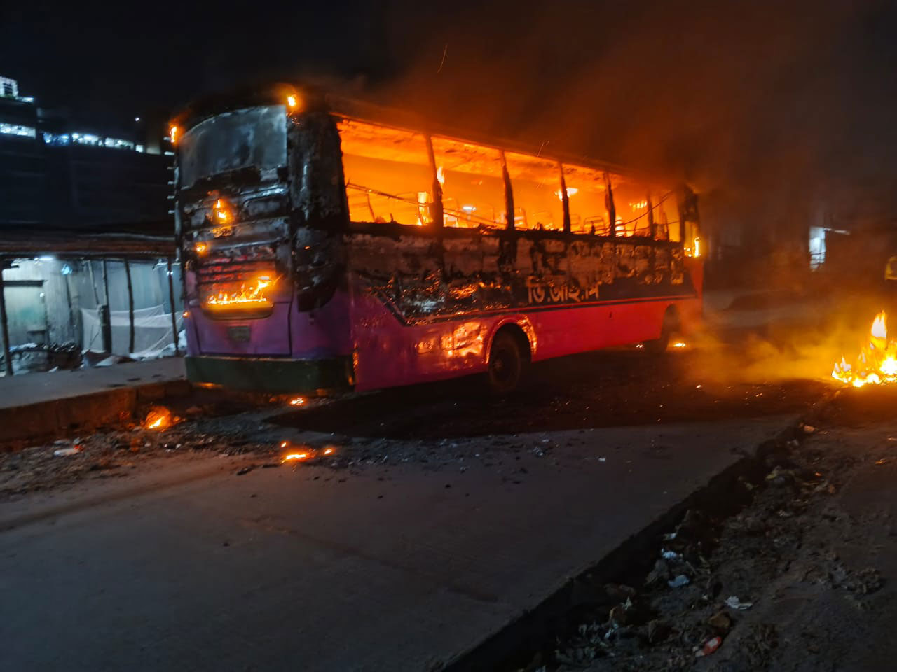 গাজীপুরে ভোরে দাঁড়িয়ে থাকা দুটি বাসে অগ্নিসংযোগ