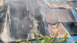 গাজীপুরে বসতঘরে আগুন, দুই শিশুসহ দগ্ধ মা-বাবা