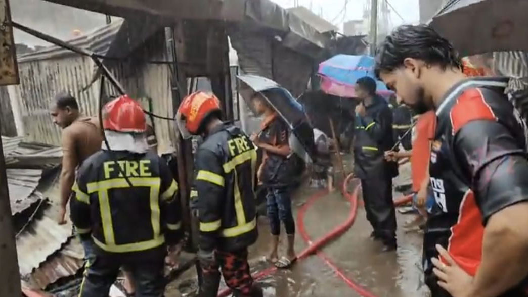 গাজীপুরে অগ্নিকাণ্ডে পুড়ল ৮ দোকান ও এক বসতবাড়ি