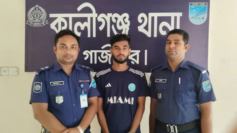 কালীগঞ্জে সড়কে এসআই ও বিএনপি নেতা নিহত: সেই পিকআপ জব্দ, হেলপার গ্রেপ্তার